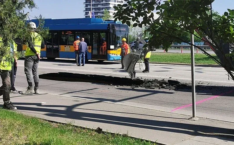 Нови драми с метрото. Зейна голяма дупка в столичен квартал