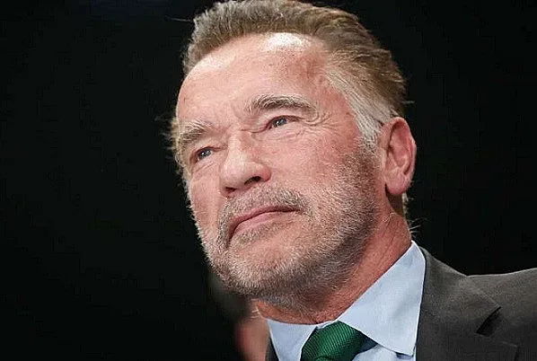 Шварценегер вдига щанги в градината