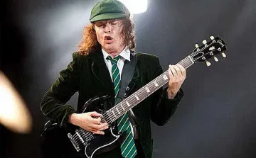 Ангъс от AC/DC черпи за 65
