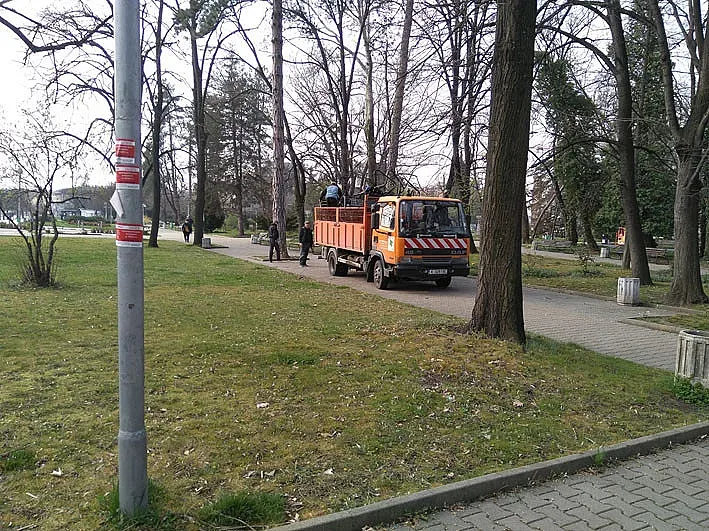 Прибраха пейките от парка в Кърджали