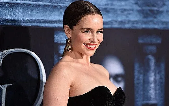 Емилия Кларк събира пари с онлайн вечеря