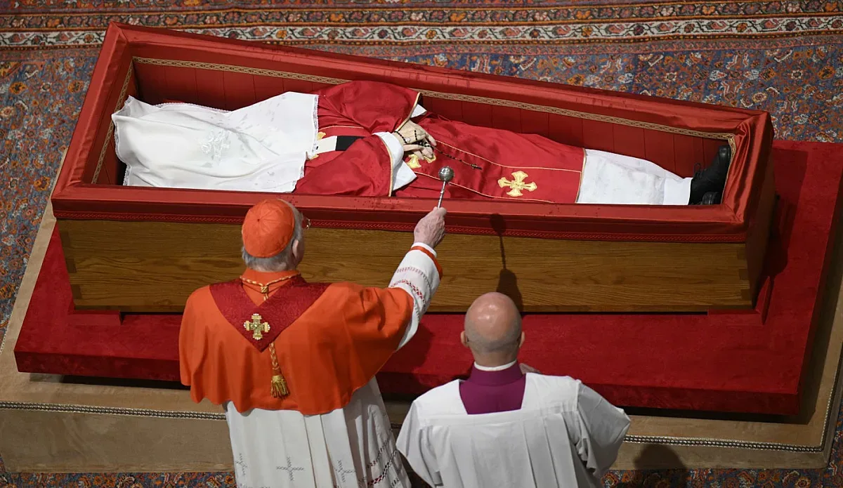 Запечатаха таен документ в ковчега на починалия папа