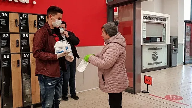 Доброволци раздадоха 8000 маски на възрастни във Варна
