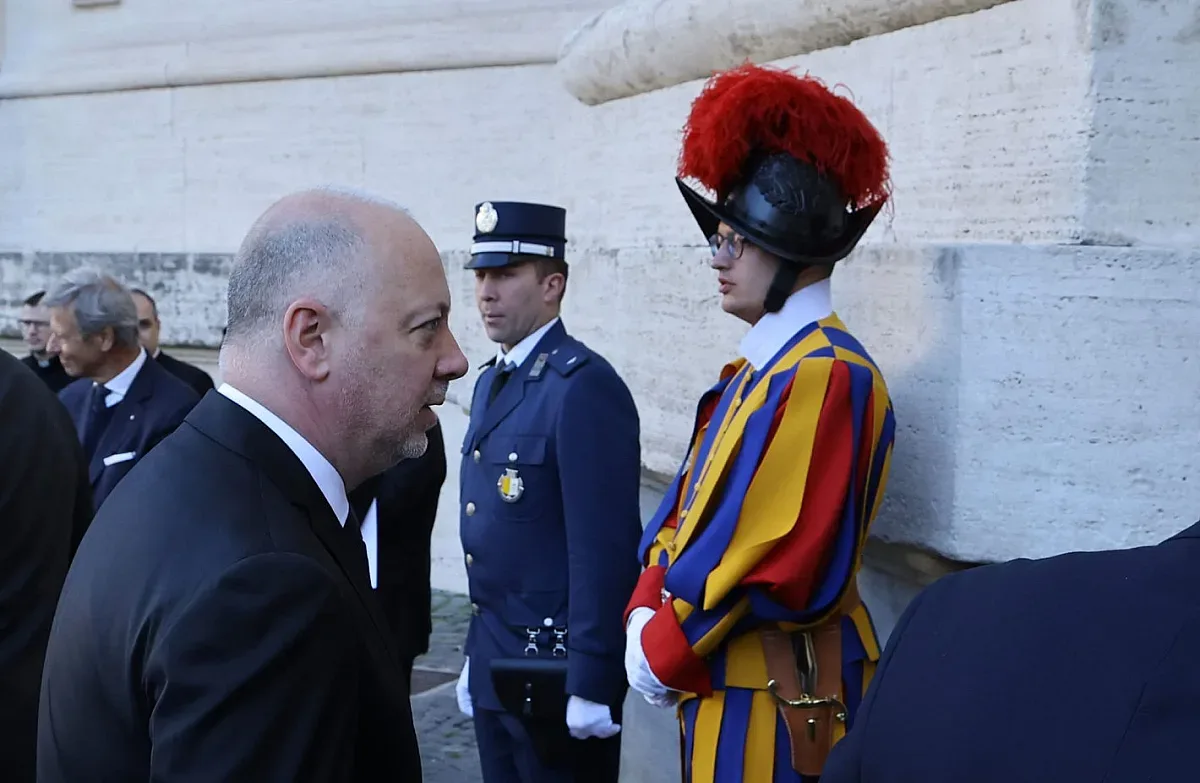 Желязков пристигна за погребението във Ватикана