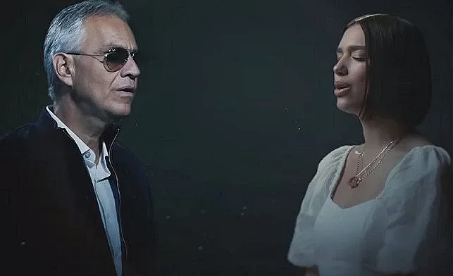 Андреа Бочели и Дуа Липа пеят от хола си