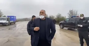 Летище става паркинг за тирове на път за Турция