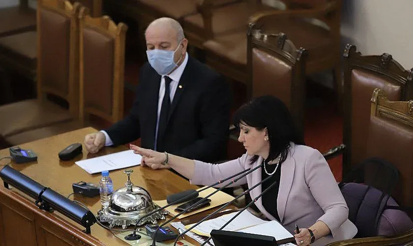Парламентът с извънредно заседание на 2 април
