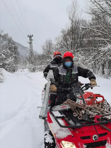 Екипи на ЧЕЗ възстановяват електрозахранването в засегнатите места