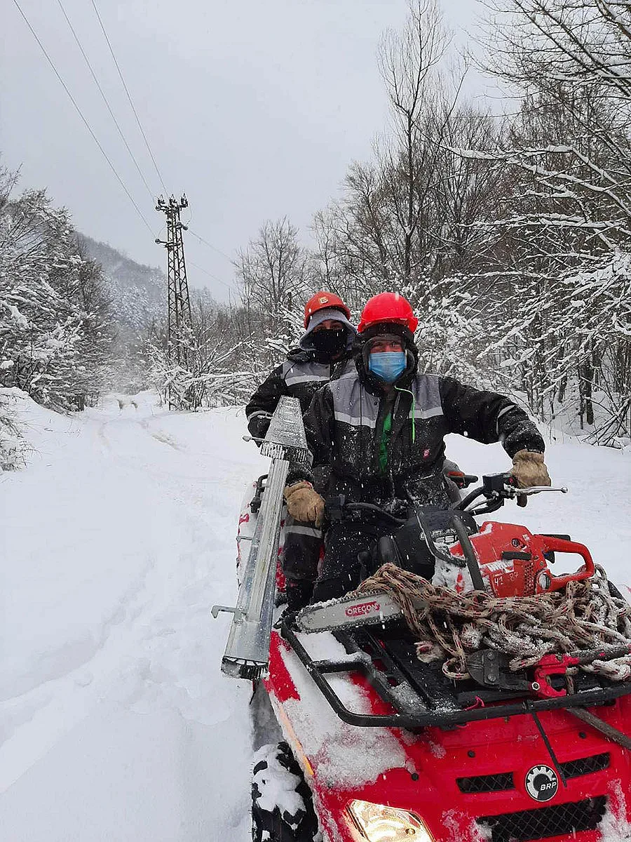 Екипи на ЧЕЗ възстановяват електрозахранването в засегнатите места