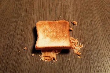 Чиста ли остава храната до 5 секунди на пода