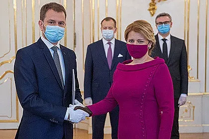Нова мода: Маска в тон с дрехата