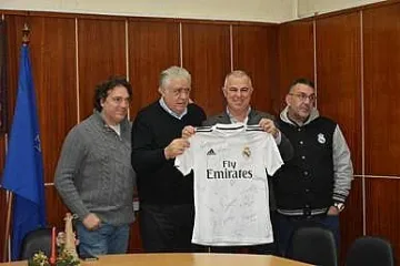 Кмет се прощава с президента на „Реал“