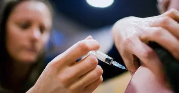 Смесват ваксините на AstraZeneca и Pfizer