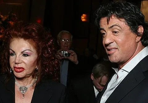 Почина майката на Слай