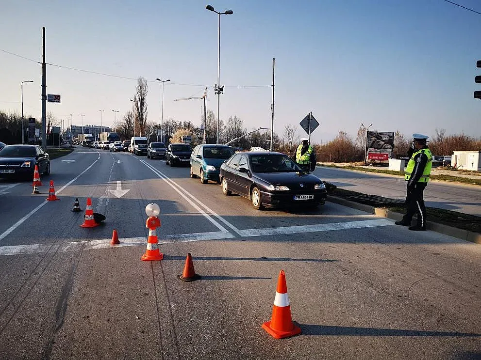 Огромни опашки от коли на КПП-тата в Пловдив