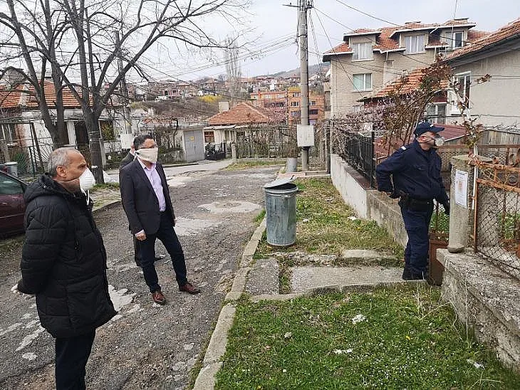 Кметове проверяват кой е под карантина