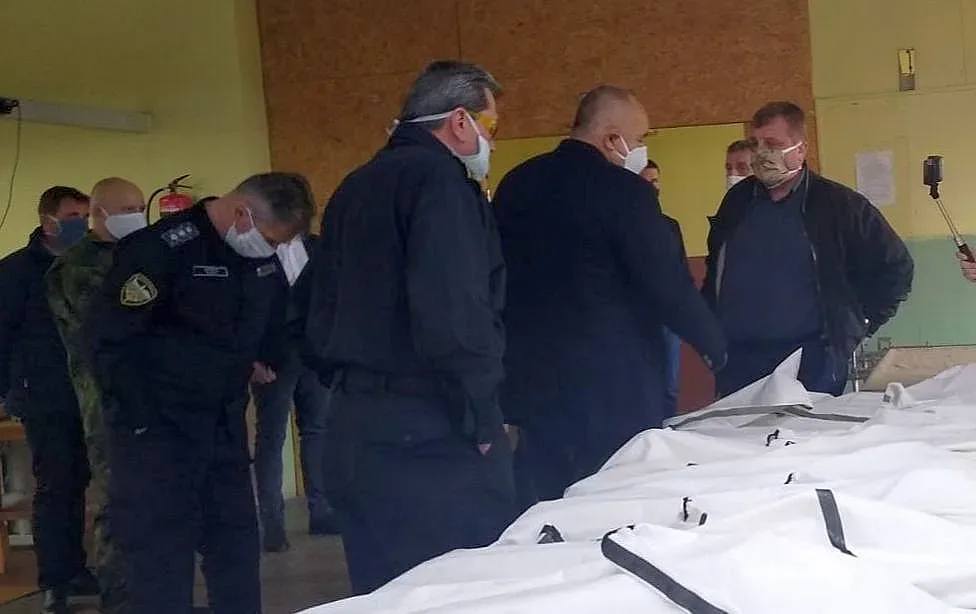 Възрастните хора на пазар само от 5 до 8 сутрин