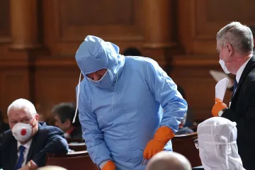 Марешки се появи с антивирусен костюм в парламента