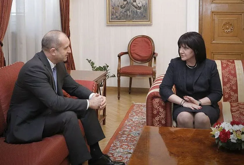 Караянчева запозна Радев с извънредния закон