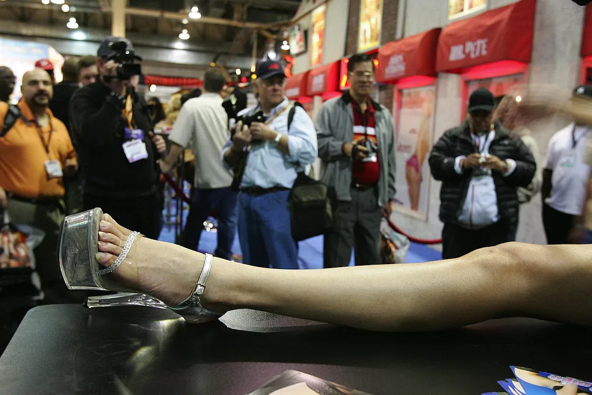 Вирусът удари порноиндустрията