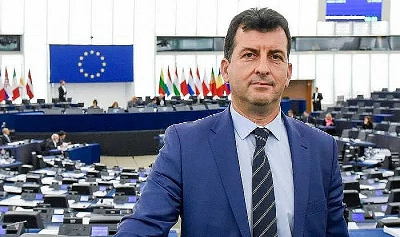 Евродепутат се самоизолира в парника си на село