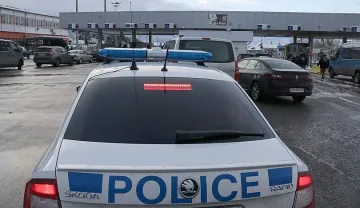 Прокурори на Калотина, гледат документи