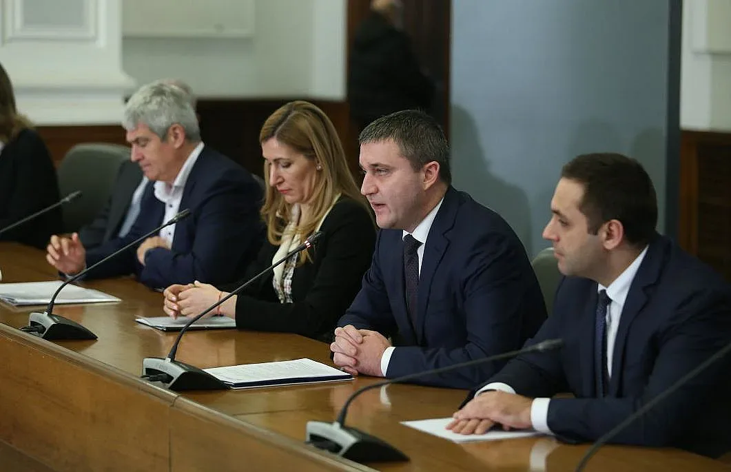 Държавата поема 60% от заплатите на застрашени