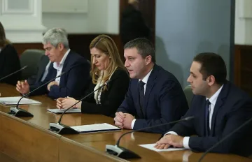 Държавата поема 60% от заплатите на застрашени