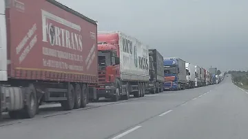 Блокираните ни камиони тръгват към България