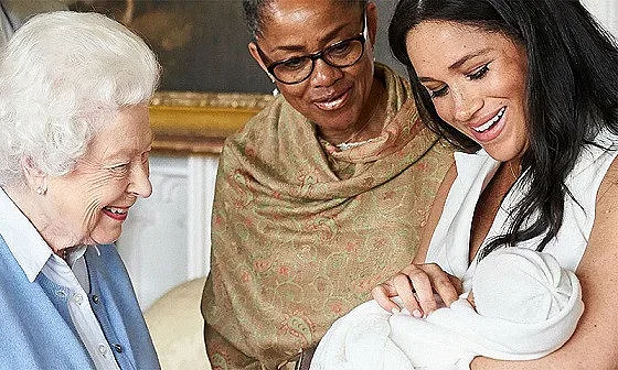 Арчи гостува на баба си Елизабет II през лятото