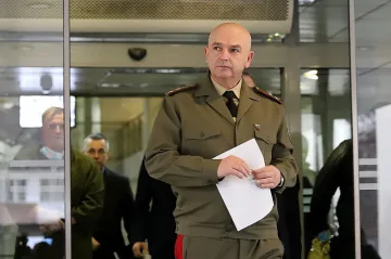 Мутафчийски: Фризьорският салон ли е най-важен?