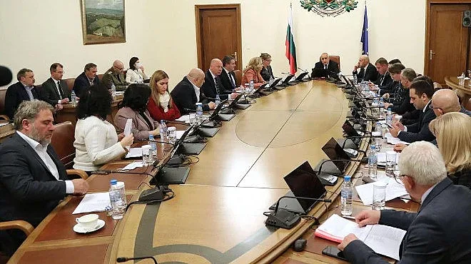 И кабинетът ще заседава онлайн