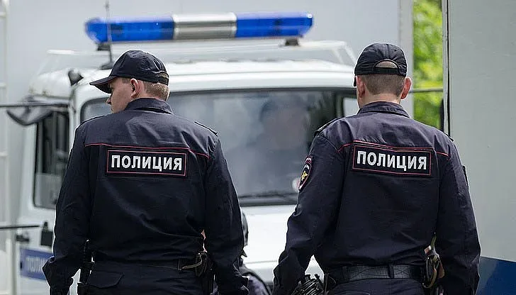 Полицаи пред аптеки и супермаркети