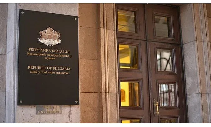 МОН: Учениците са освободени от училище днес