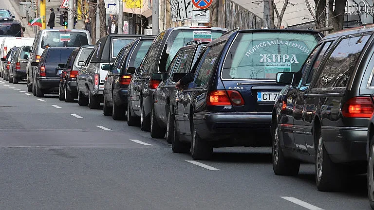 Празни катафалки плъзнаха из София