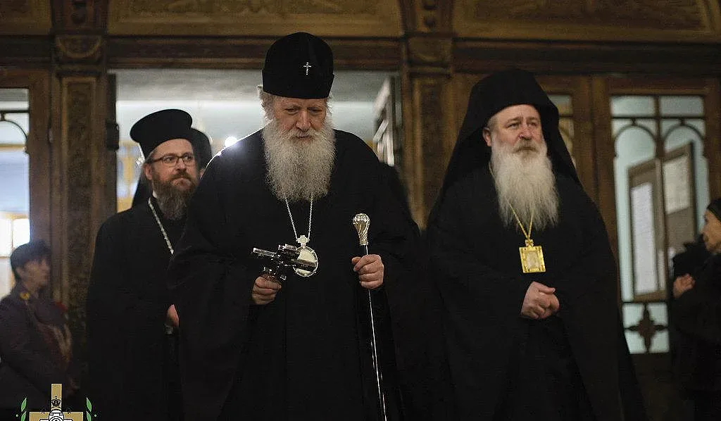 Храмовете са отворени, сухо причастие за болните