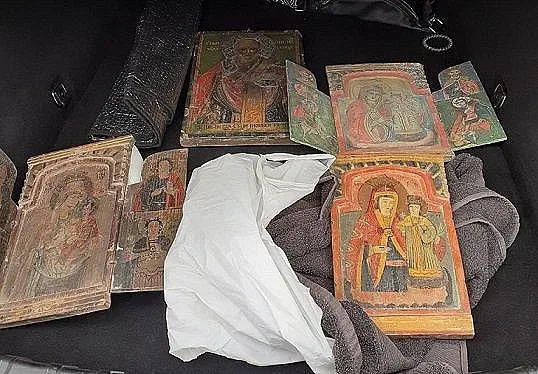Задържаха мъж за незаконна продажба на ценни икони