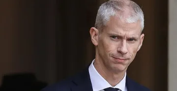 Френският културен министър заразен