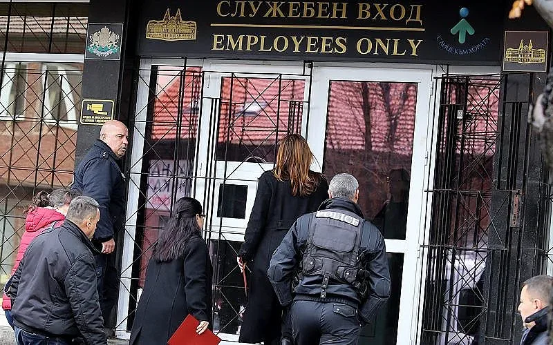 Прокурори проверяват заменките