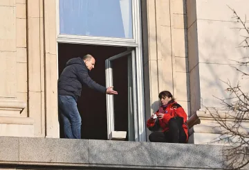 МВР знаели, че медсестрата няма да скочи