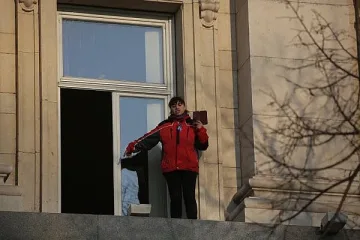 Защо ще скача медсестра от прозореца?