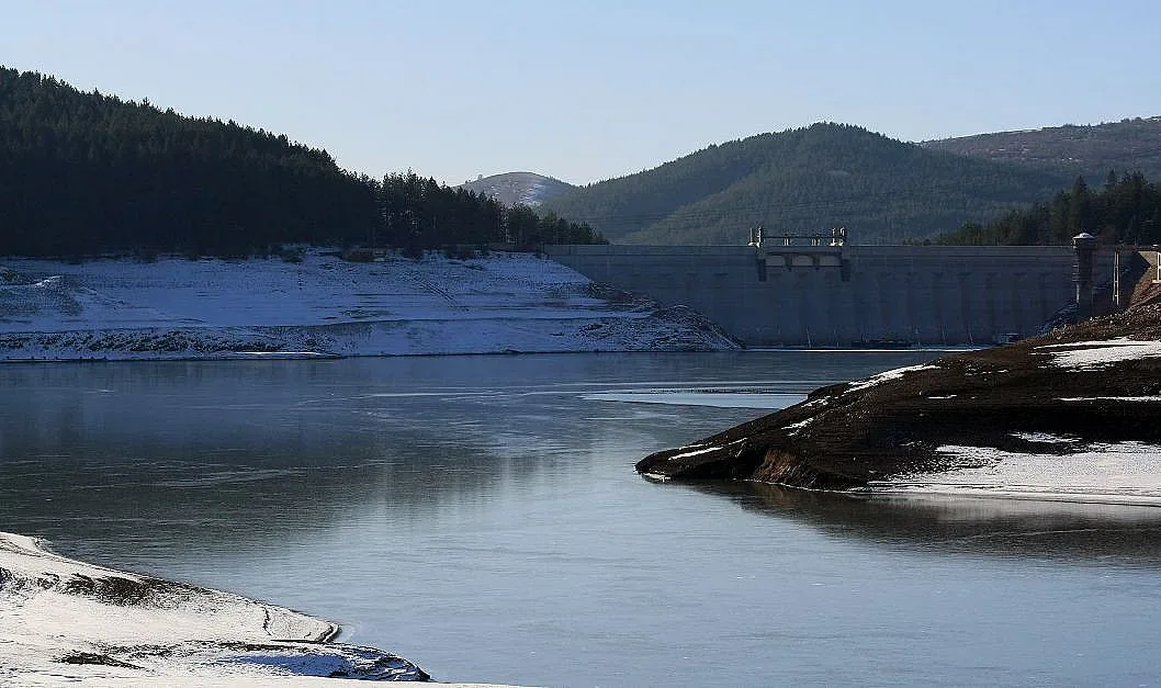 Блажена вода пълни язовира на Перник