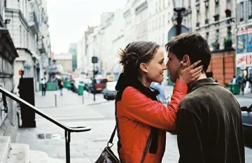 Министър забрани целувките