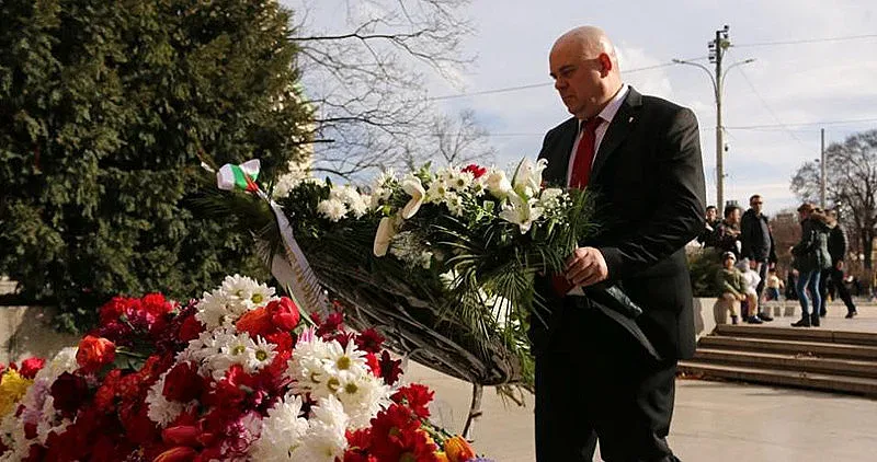 Гешев се поклони на паметника на Незнайния воин (СНИМКИ)