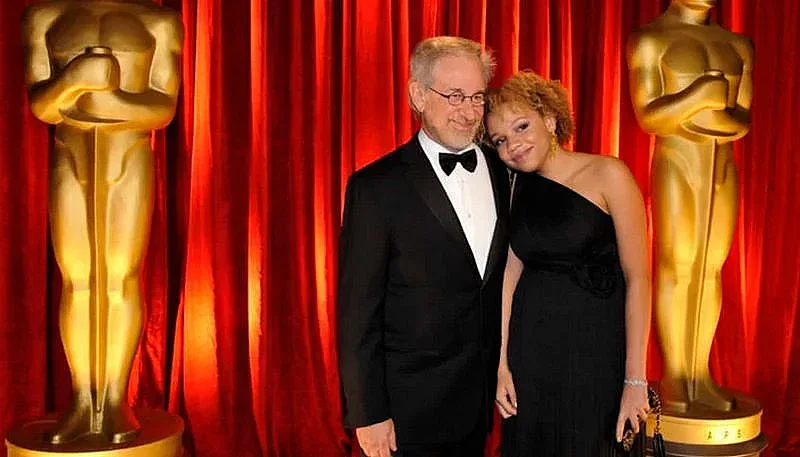 Дъщерята на Стивън Спилбърг наби гаджето си