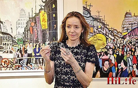 Художник подари рисуван шал на Мириам де Унгрия