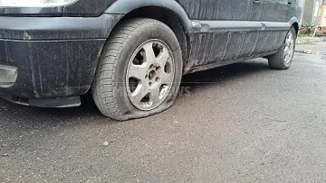 Две коли осъмнаха с нарязани гуми