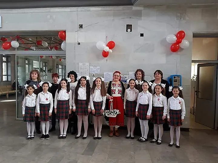 Посрещат с мартеници пътниците на гарата в Плевен