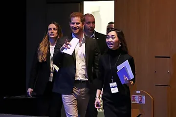 Хари се прави на обикновен, но не съвсем