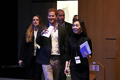 Хари се прави на обикновен, но не съвсем